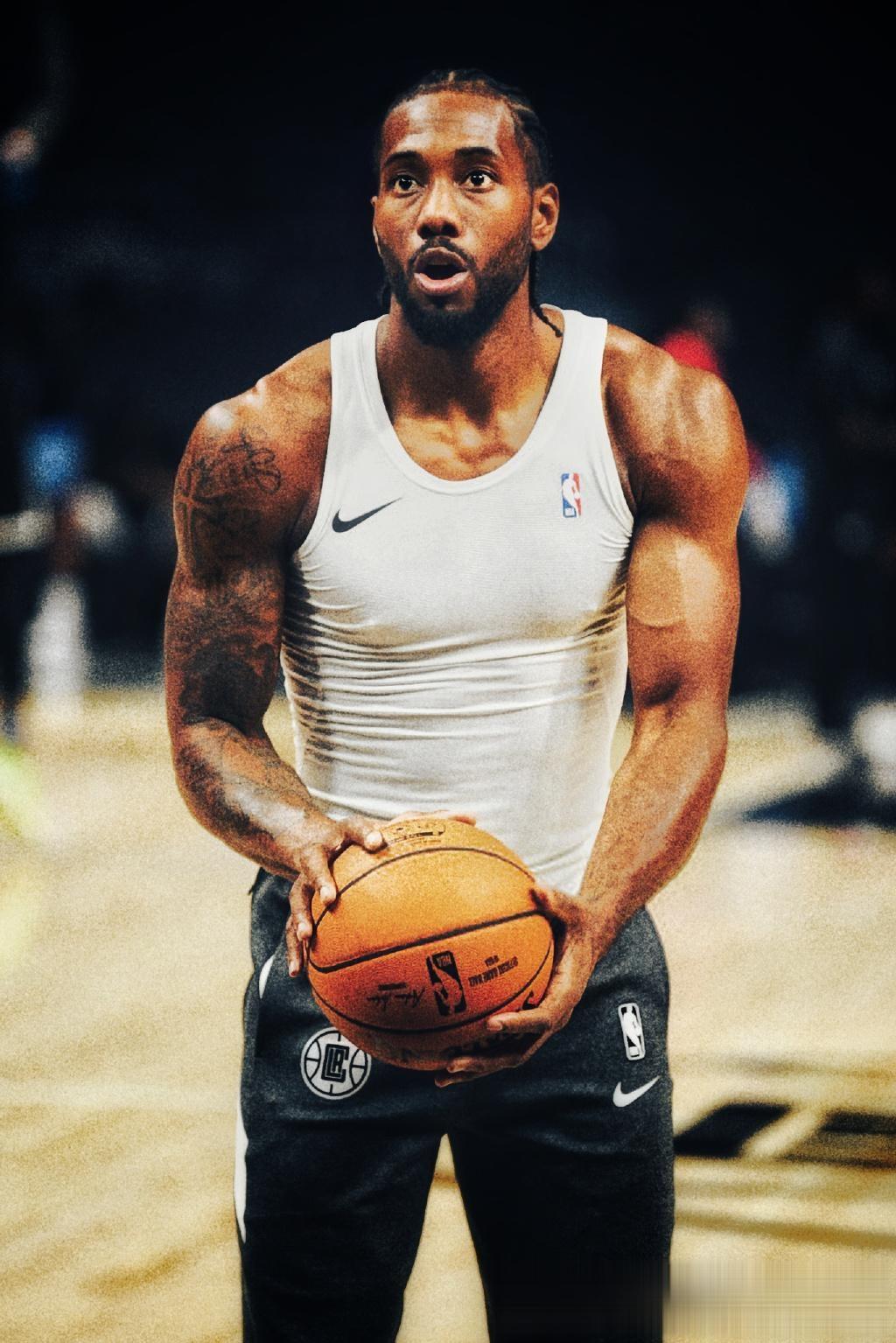 凯尔：比赛中阿德耶米被挑衅但保持了冷静，这说明他又成长了（凯尔：阿德耶米遭挑衅仍冷静应对，展现出进一步的成熟）