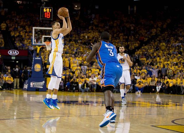 足球世界杯比赛用球曝光，设计引好评（世界杯官方比赛用球亮相，设计广受好评）