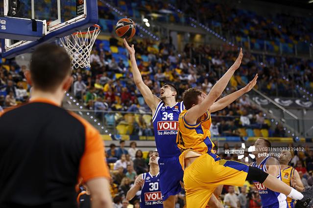 没绷住，1米95的哈兰德看到1米75的居莱尔角球盯防自己后笑了（1米95的哈兰德见1米75的居莱尔角球盯防，没忍住笑了）