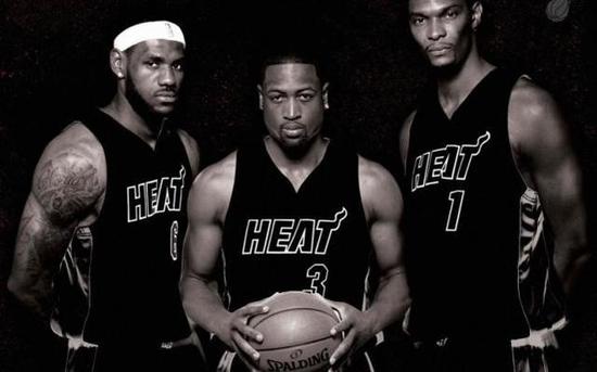 曼联前锋齐尔克泽面临转会，俱乐部对其持开放态度，但仍在培养塞斯科，寻求锋线补充，转会市场激烈争夺中。（曼联或放行齐尔克泽：继续培养塞斯科并补强锋线，转会市场鏖战正酣）