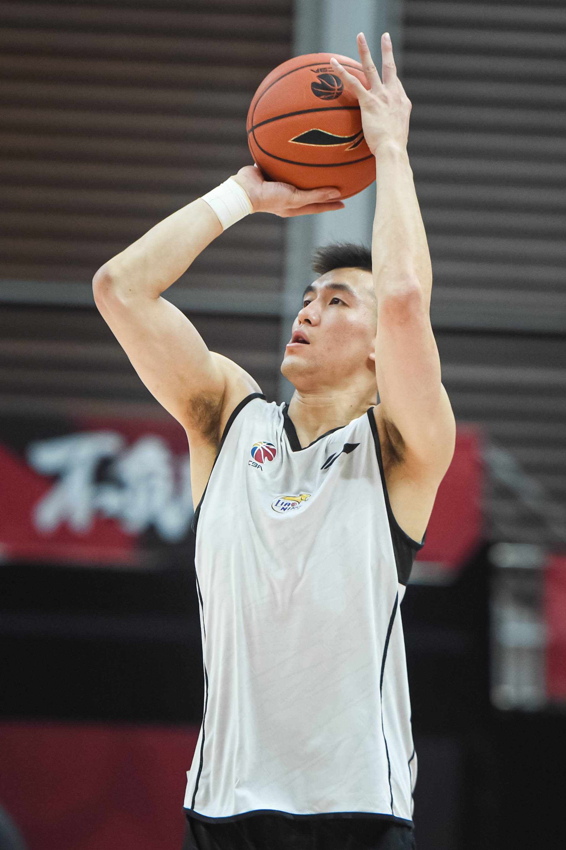 远在迈阿密心系罗马，托蒂和坎德拉用手机观看老东家焦点大战（身在迈阿密心在罗马，托蒂与坎德拉拿手机观看老东家焦点战）