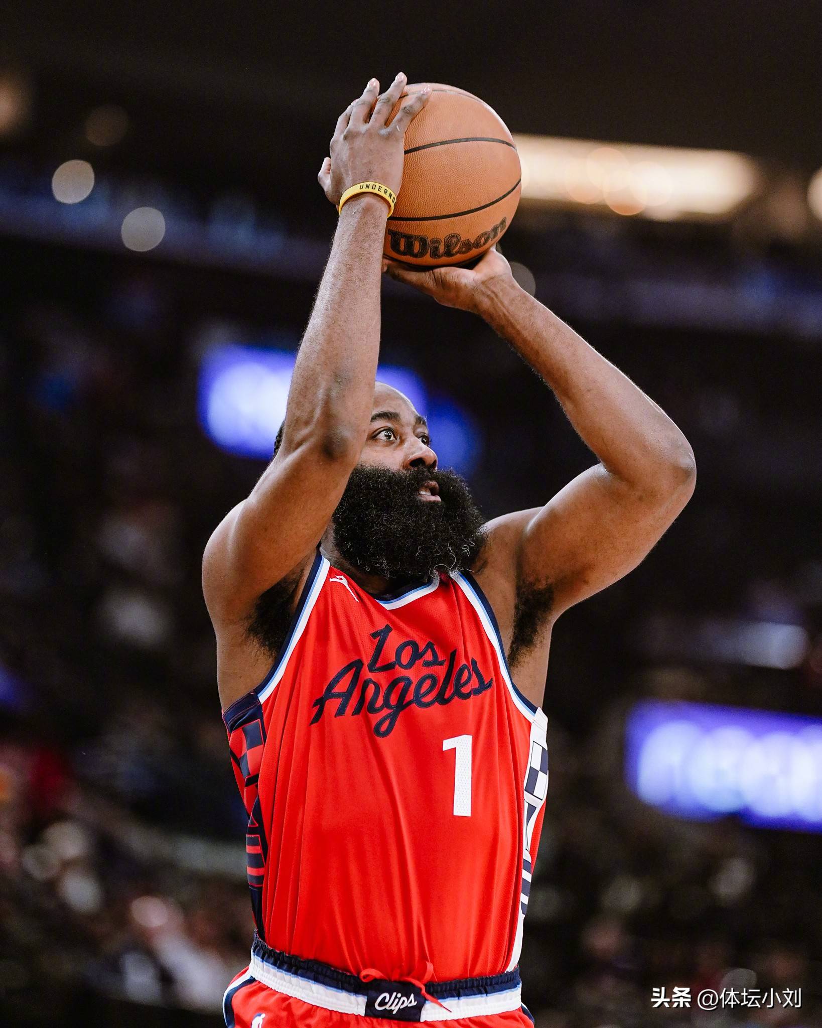 张镇麟：新赛季加盟上海从点滴做起，希望和弗格为球队做贡献（张镇麟：新赛季加盟上海，脚踏实地起步，盼与弗格携手助力球队）