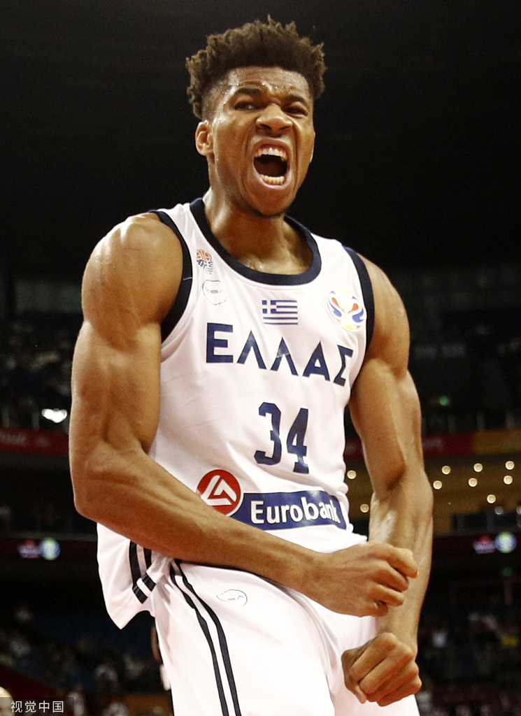 杨瀚森带女友赴美引发争议，好友崔永熙称其应专注篮球，网友支持其在球场表现。（杨瀚森携女友赴美引热议：崔永熙建议专注篮球，网友力挺其场上表现）