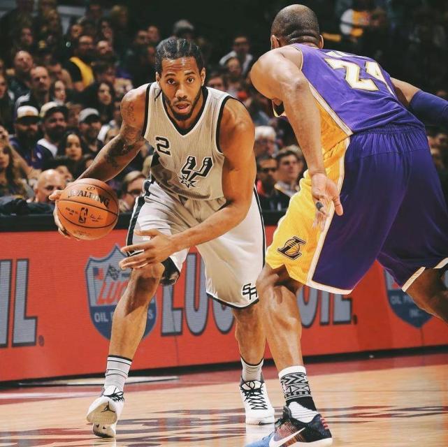 前锋远射破门，全场欢呼（前锋一脚远射破网，全场沸腾）