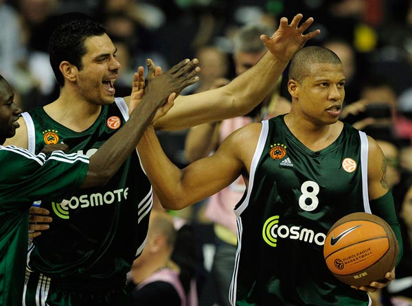 记者：对和俱乐部有分歧但最终留队的球员，球迷应该宽容一点（记者：球员与俱乐部有分歧仍选择留队，球迷应多些包容）